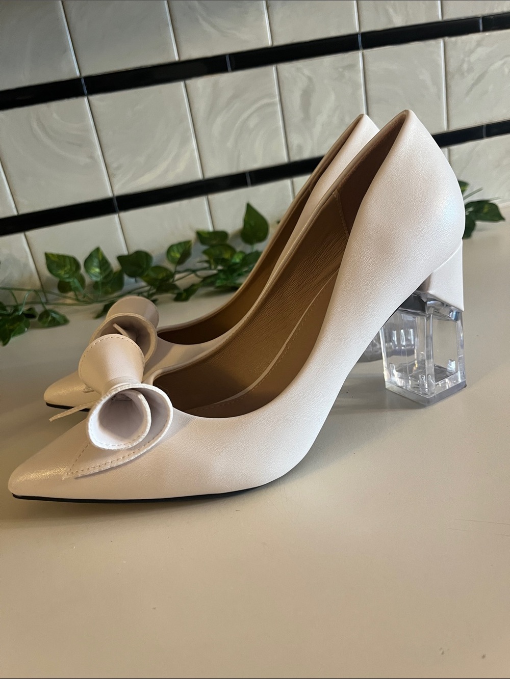 Elegant Women's Pointed-Toe Bow Pumps in white. Size 8 1/2. Worn once. - Picture 2 of 4